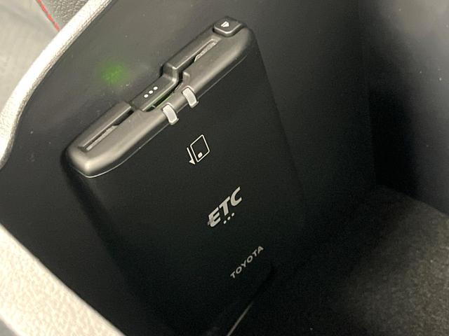 ハイラックス Ｚ　ＧＲスポーツ　純正ディスプレイオーディオ　バックカメラ　トヨタセーフティセンス　レーダークルーズ　禁煙車　ハーフレザーシート　パワーシート　コーナーセンサー　スマートキー　ＬＥＤヘッド　ＥＴＣ　純正１８インチアルミ（7枚目）