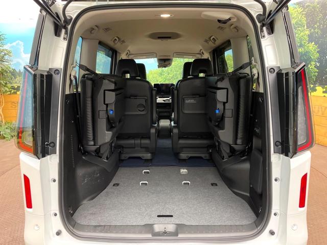 セレナ ｅ－パワー　オーテック　プロパイロット　１２型純正ナビ　全周囲カメラ　ＢＳＭ　衝突被害軽減システム　レザーシート　オートマチックハイビーム　エアコンデュアル　レーンアシスト　スマートキー　純正１６インチアルミ（12枚目）