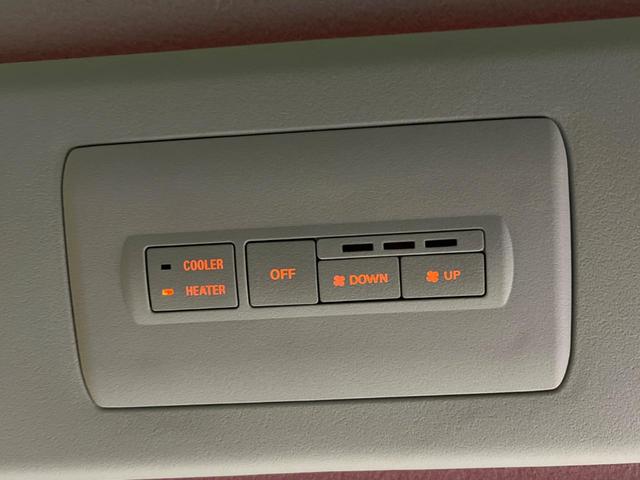 デリカＤ：５ Ｐ　ｅ－アシスト　禁煙車　純正１０．１インチナビ　全周囲カメラ　ブラインドスポットモニター　両側電動ドア　パワーバックドア　前席シートヒーター　フルセグ　Ｂｌｕｅｔｏｏｔｈ　ＥＴＣ　アイドリングストップ（41枚目）