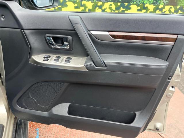 パジェロ ロング　スーパーエクシード　純正ナビ　バックカメラ　クルーズコントロール　アクセサリーコンセント　ＨＩＤヘッドライト　前席シートヒーター　前席パワーシート　Ｂｌｕｅｔｏｏｔｈ　フルセグ　オートエアコン　オートライト（38枚目）