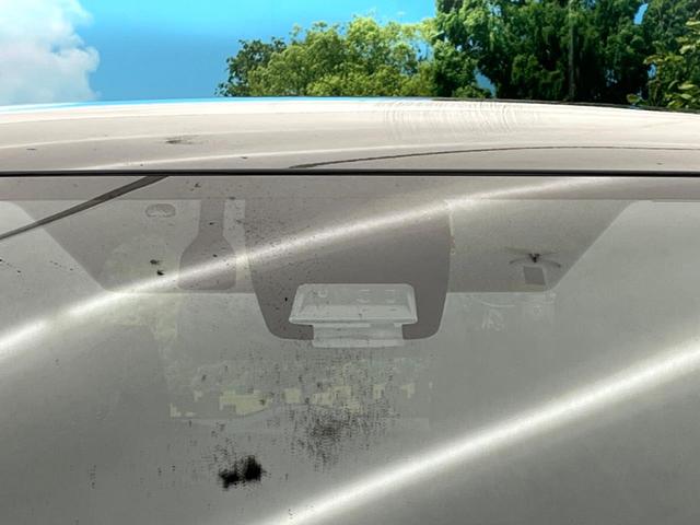 ノア ハイブリッドＧ　フリップダウン　両側電動ドア　８型ＳＤナビ　バックカメラ　ドラレコ　ＬＥＤヘッド　ＥＴＣ　クルコン　シートヒーター　フルセグ　純正１５インチアルミ　Ｂｌｕｅｔｏｏｔｈ　オートハイビーム　車線逸脱警報（21枚目）