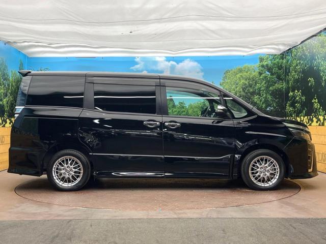 ヴォクシー ハイブリッドＺＳ　煌ＩＩＩ　１２型フリップダウンモニター　純正９インチナビ　トヨタセーフティセンス　禁煙車　両側電動ドア　シートヒータークルーズコントロール　クリアランスソナー　フルセグ　Ｂｌｕｅｔｏｏｔｈ　バックカメラ（29枚目）