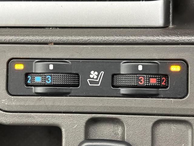 ランドクルーザープラド ＴＸ　Ｌパッケージ　マットブラックエディション　サンルーフ　７人乗り　純正９インチナビ付ディスプレイオーディオ　トヨタセーフティセンス　禁煙車　レーダークルーズ　シートベンチレーション　ベージュ革シート　ルーフレール　フルセグ　Ｂｌｕｅｔｏｏｔｈ（6枚目）