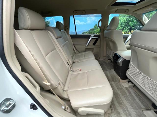 ランドクルーザープラド ＴＸ　Ｌパッケージ　マットブラックエディション　サンルーフ　７人乗り　純正９インチナビ付ディスプレイオーディオ　トヨタセーフティセンス　禁煙車　レーダークルーズ　シートベンチレーション　ベージュ革シート　ルーフレール　フルセグ　Ｂｌｕｅｔｏｏｔｈ（8枚目）