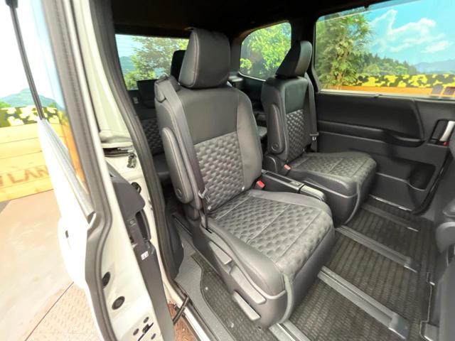 ヴォクシー ハイブリッドＳ－Ｚ　トヨタチームメイト　快適利便パッケージ　ＢＳＭ　純正１０．５型ナビ　ドライビングサポートパッケージ　１３型有機ＥＬフリップダウン　１００Ｖ電源　コーナーセンサー　プロジェクター式ＬＥＤヘッド（8枚目）