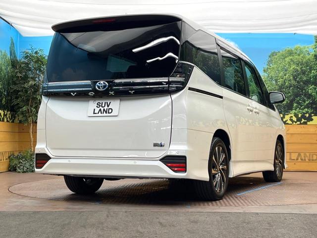 ヴォクシー ハイブリッドＳ－Ｚ　トヨタチームメイト　快適利便パッケージ　ＢＳＭ　純正１０．５型ナビ　ドライビングサポートパッケージ　１３型有機ＥＬフリップダウン　１００Ｖ電源　コーナーセンサー　プロジェクター式ＬＥＤヘッド（17枚目）