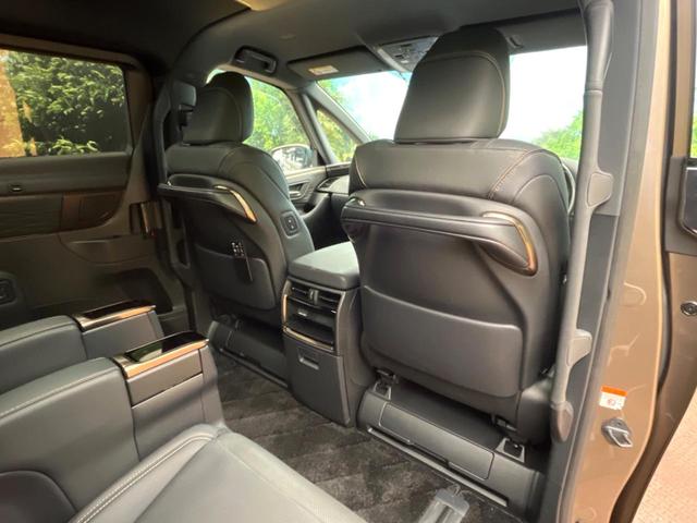 アルファードハイブリッド Ｚ　左右独立ムーンルーフ　１３．２型フリップダウンモニター　トヨタチームメイト　デジタルインナーミラー　カラーヘッドアップディスプレイ　トヨタセーフティセンス　禁煙車　ブラインドスポットモニター（40枚目）