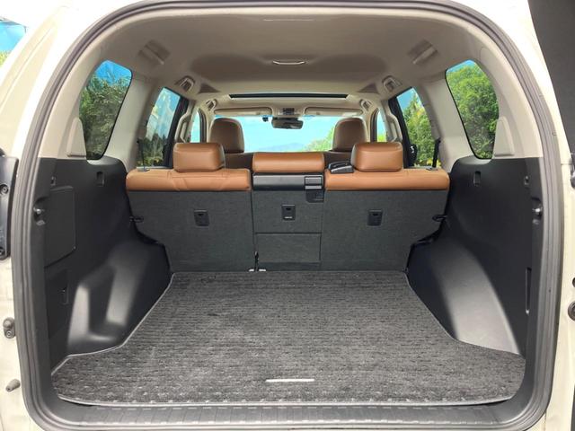 ���i�̂���������ʋ΁A���}���ɏ\���ȉ׎��X�y�[�X���m�ۂ��Ă���܂��B�Z�J���h�V�[�g��|���ƁA�傫�ȉו��̐ύڂ��\�ł���