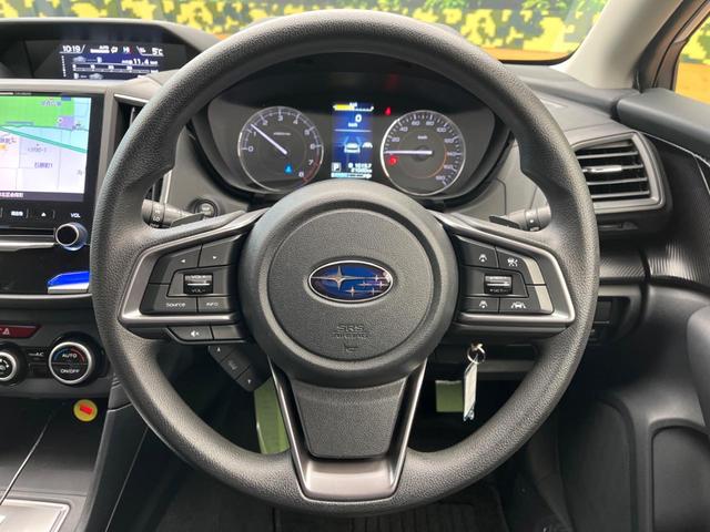 �C���e���A�ɍ��킹���f�U�C���̃X�e�A�����O�́A�^�]�������̂��Ƃ��l���A�^�]���₷���`��A�傫���ł��B�����x�A���ۂɐG���Ă��m���߂��������B