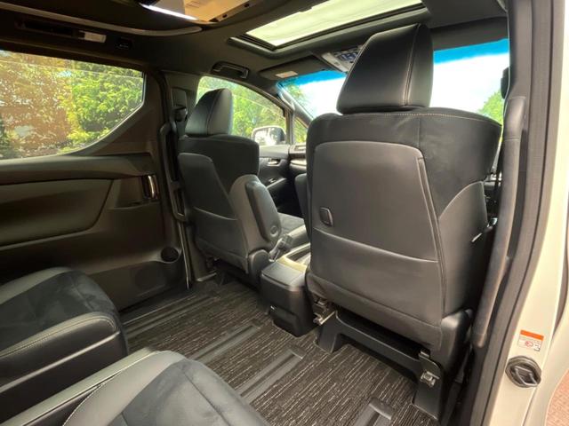 アルファード ２．５Ｓ　タイプゴールドＩＩＩ　ツインムーンルーフ　フリップダウンモニター　ＢＩＧ－Ｘ１１インチナビ　デジタルインナーミラー　ブラインドスポットモニター　禁煙車　トヨタセーフティセンス　両側電動ドア　ＬＥＤヘッドライト（36枚目）