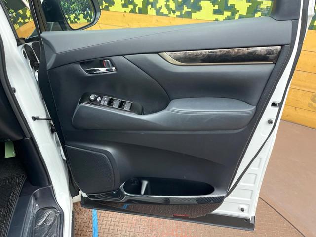 アルファード ２．５Ｓ　タイプゴールドＩＩＩ　ツインムーンルーフ　フリップダウンモニター　ＢＩＧ－Ｘ１１インチナビ　デジタルインナーミラー　ブラインドスポットモニター　禁煙車　トヨタセーフティセンス　両側電動ドア　ＬＥＤヘッドライト（48枚目）