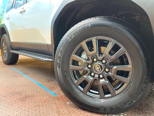 �y�����P�W�C���`�A���~�z�C�[���z�O�ςɃ}�b�`���������A���~�z�C�[���𑕒����Ă���܂��B�e��ЊO�A���~�z�C�[����A�X�^�b�h���X�^�C�����戵�����Ă���܂��B���񂲑��k����������