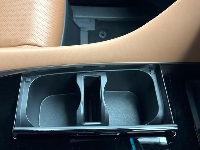 ヴェルファイアハイブリッド Ｚ　プレミア　ガラスルーフ　両側電動ドア　純正１４型ナビ　全周囲カメラ　１００Ｖ電源　デジタルインナーミラー　トヨタセーフティセンス　電動リアゲート　茶革シート　シートベンチレーション　リアシートエアコン（69枚目）