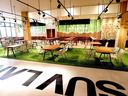 広々とした店内でお客様とのお話もしやすいです。フリードリンクもご用意しております!