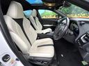 【レザーシート】汚れのふき取りが容易でメンテナンスもが簡単な、機能性に優れる合成皮革を採用した上質なシートです。座り心地もよく、高級感あふれる心地良い車内空間を演出してくれます。