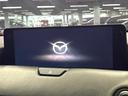 【12.3インチマツダコネクト】車内の雰囲気にマッチした大型ディスプレイ。スマホ接続でのナビ使用やBluetooth再生等、様々な機能が楽しめます。直感的なダイヤル操作が可能で、使い勝手も良好です。