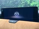 【12.3インチマツダコネクト】車内の雰囲気にマッチした大型ディスプレイ。スマホ接続でのナビ使用やBluetooth再生等、様々な機能が楽しめます。直感的なダイヤル操作が可能で、使い勝手も良好です。
