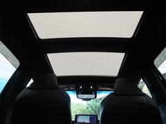 【調光パノラマルーフ】車内の解放感が一気に上がる大型パノラマルーフに調光機能がプラス！日差しが強い時、シェードを閉めなくてもガラスの透明度を調整することで心地よい明るさに♪ 4