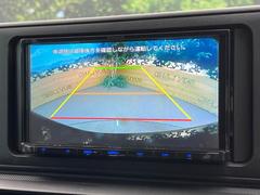 【バックカメラ】駐車時に後方がリアルタイム映像で確認できます。大型商業施設や立体駐車場での駐車時や、夜間のバック時に大活躍！運転スキルに関わらず、今や必須となった装備のひとつです！ 4