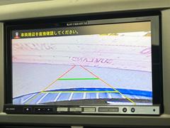 【バックカメラ】駐車時に後方がリアルタイム映像で確認できます。大型商業施設や立体駐車場での駐車時や、夜間のバック時に大活躍！運転スキルに関わらず、今や必須となった装備のひとつです！ 5