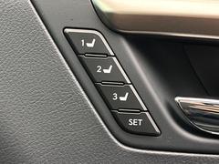 【メモリー機能付きパワーシート】ドライバーごとに設定したシート位置を記憶して、ボタン一つで切り替えできる便利な機能！運転する方が複数名いらっしゃるご家庭におすすめです♪ 7