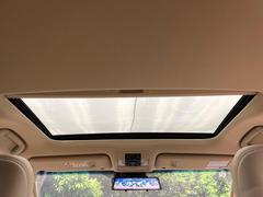 【サンルーフ】開放感たっぷりの希少装備、サンルーフが装着されています！車内に明かりを取り入れたり景色を楽しむ以外にも、車内の空気も簡単に換気できて快適です！ 5