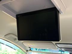 【フリップダウンモニター】大画面モニターで後席でもエンタメをお楽しみいただけます。小さなお子様にも大人気の装備です♪ 5