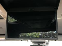 【１３．２型有機ＥＬフリップダウン】三列目からでも迫力のエンタメが観れる大画面フリップダウン。有機ＥＬのモニターでは、一般的なフリップダウンよりも高コントラストでキレイな映像を楽しめます。 4