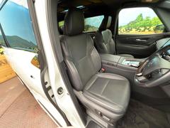 【黒革シート】上質な本革を使用し、高級感あふれる黒革シート。常に体に触れる部分だから、座り心地の良さにはこだわりたいですね♪汚れの付着や劣化を抑制する内装コーティング施工もおススメですよ♪ 7