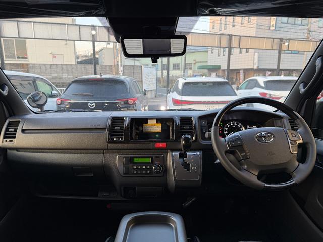 ハイエースバン スーパーGL ダークプライムII 両側電動スライドドア パノラミックビューモニター デジタルインナーミラー 20周年記念フロントスカッフプレート(13枚目)