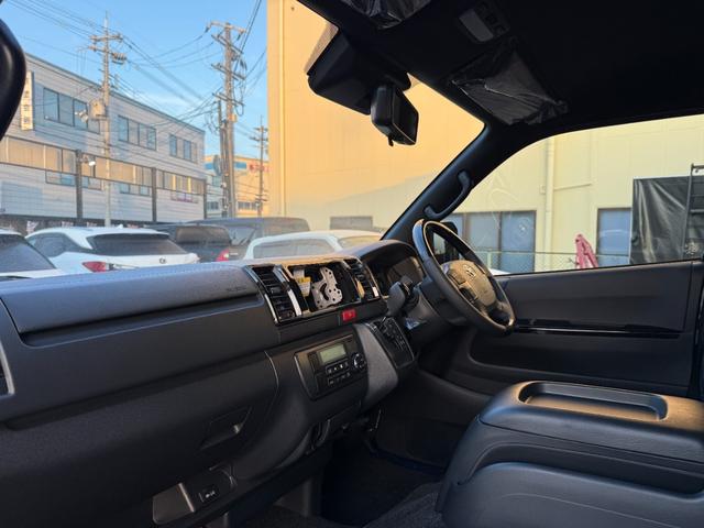 ハイエースバン スーパーGL ダークプライムII 両側電動スライドドア パノラミックビューモニター デジタルインナーミラー 20周年記念フロントスカッフプレート(45枚目)