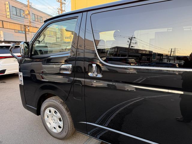 ハイエースバン スーパーGL ダークプライムII 両側電動スライドドア パノラミックビューモニター デジタルインナーミラー 20周年記念フロントスカッフプレート(46枚目)