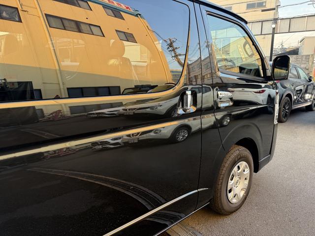 ハイエースバン スーパーGL ダークプライムII 両側電動スライドドア パノラミックビューモニター デジタルインナーミラー 20周年記念フロントスカッフプレート(48枚目)