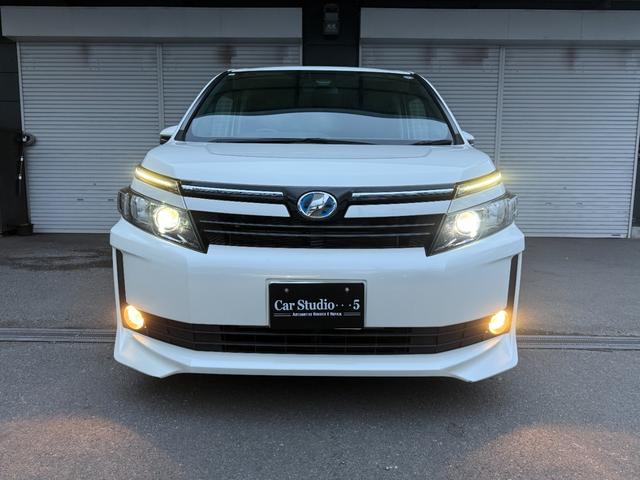 ヴォクシー ハイブリッドＶ　純正ＳＤナビゲーション　後席モニター　純正１５インチホイール　ＥＴＣ　助手席側パワースライド　運転席・助手席シートヒーター　ＬＥＤヘッドライト　バックモニター（2枚目）