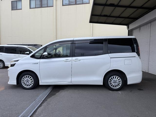 ヴォクシー ハイブリッドＶ　純正ＳＤナビゲーション　後席モニター　純正１５インチホイール　ＥＴＣ　助手席側パワースライド　運転席・助手席シートヒーター　ＬＥＤヘッドライト　バックモニター（12枚目）