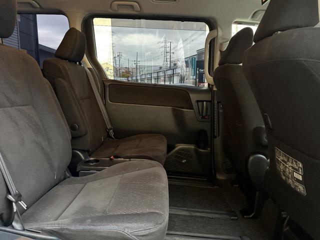 ヴォクシー ハイブリッドＶ　純正ＳＤナビゲーション　後席モニター　純正１５インチホイール　ＥＴＣ　助手席側パワースライド　運転席・助手席シートヒーター　ＬＥＤヘッドライト　バックモニター（39枚目）