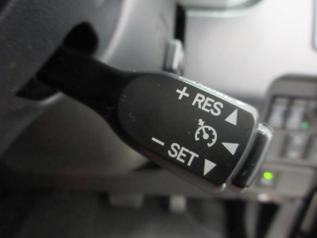 高速道路や長距離ドライブ時にアクセル操作をしなくても速度を一定に保ってくれる「クルーズコントロール」。