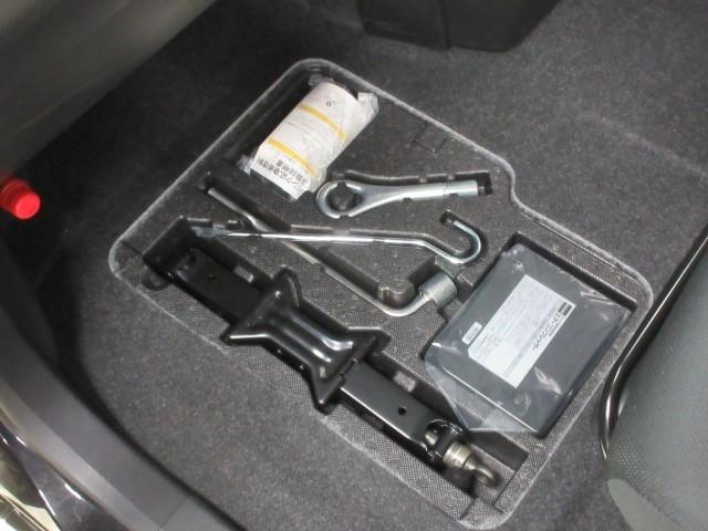 助手席の足元に「パンク修理キット」が付いています。