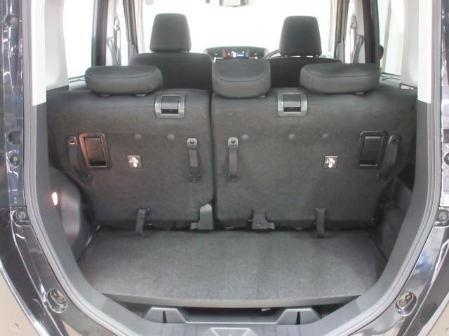 ５名乗車時の荷室です。