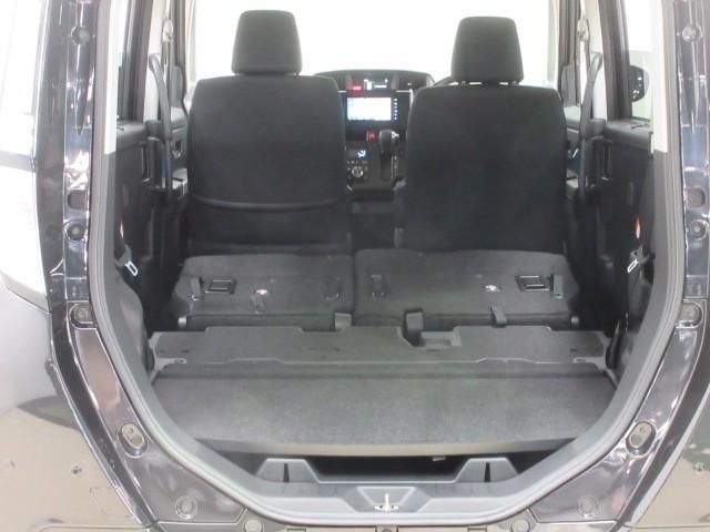 後席を格納すると大きな荷物、沢山の荷物を積む事ができます。