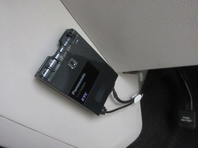 シエンタ ハイブリッドＧ　ワンセグ　メモリーナビ　バックカメラ　衝突被害軽減システム　ＥＴＣ　両側電動スライド　ＬＥＤヘッドランプ　乗車定員７人　３列シート（16枚目）