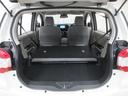 少し段差ができますが、後席の背もたれを倒すと大きな荷物を積む事ができます。