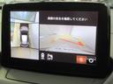 パノラマモニター付きです。車両を上から見たような映像をナビゲーション画面に表示。運転席からの目視だけでは見にくい、車両周辺の状況をリアルタイムでしっかり確認できます。