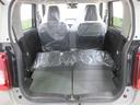 後席の背もたれを倒すと大きな荷物を積む事ができます。