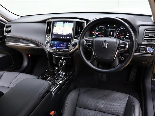 スタイリッシュなデザインのインパネ。各操作スイッチは使いやすい位置に配置されてます。