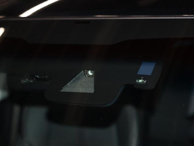 【プリクラッシュセーフティシステム】ミリ波レーダーと単眼カメラを併用したセンサーで前方の車両と昼歩行者を検知し、それに基づく統合的な制御により、事故の回避や衝突被害の軽減を支援します。