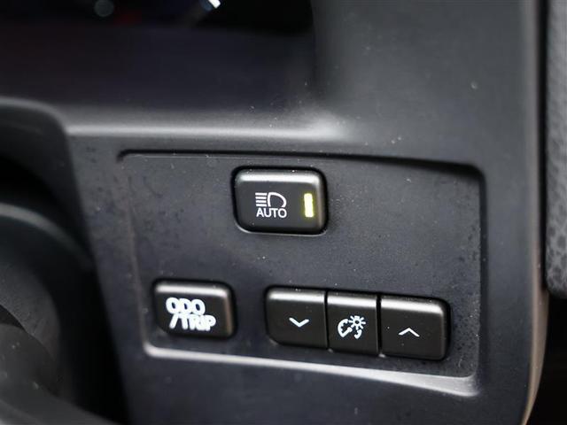 オートマチックハイビームとは、先行車や対向車のライトを認識し、ハイビームとロービームを自動で切り替える機能です。夜道の視界を確保します。詳細は販売店スタッフまでおたずねください。