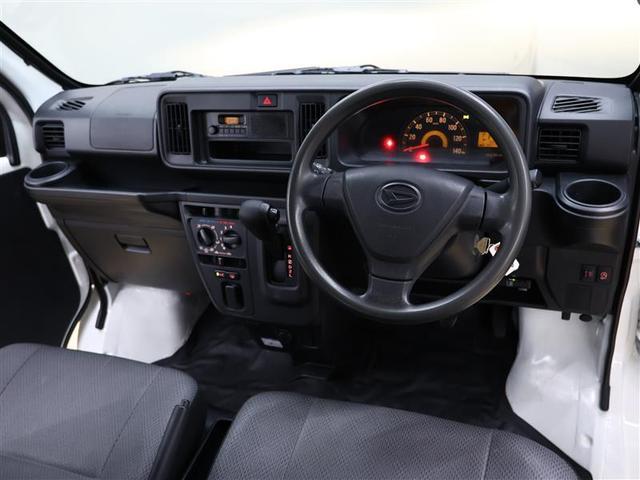 スタイリッシュなデザインのインパネ。各操作スイッチは使いやすい位置に配置されてます。