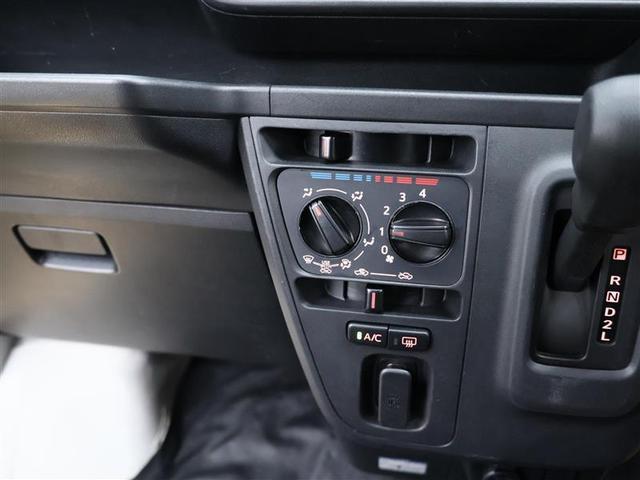 風量３段階調整のエアコンです。シンプルな操作で助手席の方も調整できますね。間違ってもケンカにはならないでくださいね。
