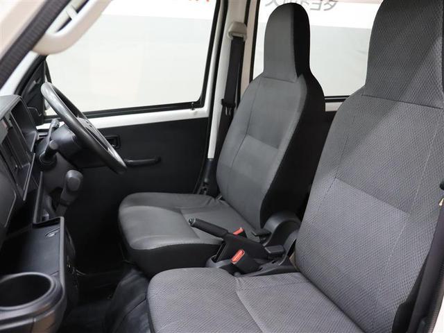 リクライニング機能は左右席に装備。